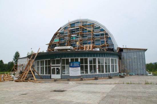 Ход капитального ремонта спорткомплекса «Олимпиец» в Усть-Илимске проверил депутат ЗакСобрания Артём Лобков
