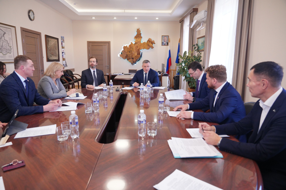 Игорь Кобзев и Александр Ведерников обсудили с руководителями фракций ЗС законодательные инициативы о поддержке участников ВОВ и тружеников тыла