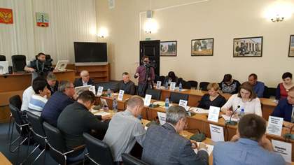 Об отсутствии документов на жилье и необходимости восстановления надворных построек рассказали депутатам ЗС погорельцы из Черемхово 