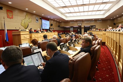 Исполнение сроков распределения средств и проведения торгов обсудили на правительственном часе