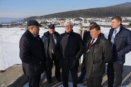 Областные парламентарии побывали в котельной в Усть-Куте и осмотрели площадку моста через реку Кута