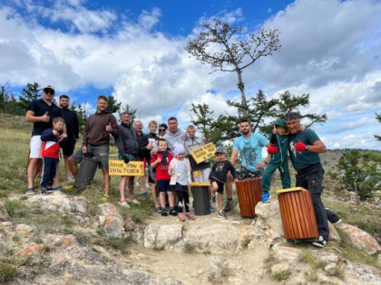 Евгений Сарсенбаев вместе с волонтерами принял участие в обустройстве туристической тропы на Малом Море