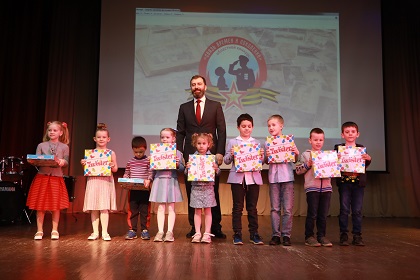 Александр Ведерников поздравил участников конкурса «Связь времен и поколений 2021»