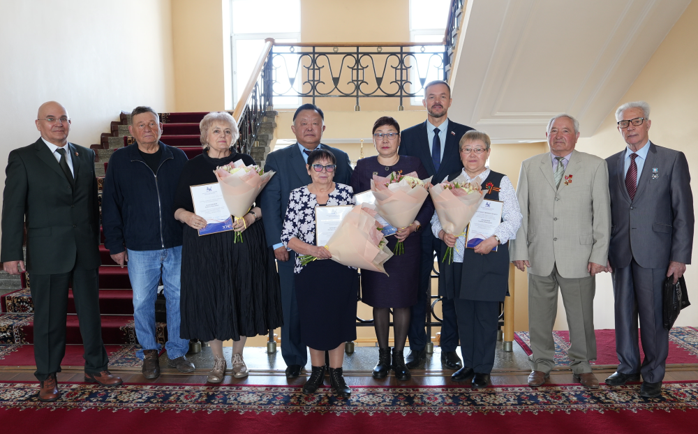 В Заксобрании Иркутской области наградили ветеранов комсомола