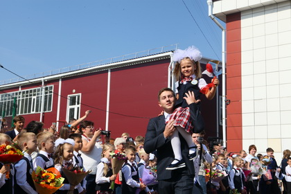 Парламентарии поздравили учеников и педагогов с началом учебного года на школьных линейках