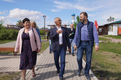 Развитие социальной инфраструктуры обсудили спикер ЗС Александр Ведерников и мэр Свирска Владимир Орноев