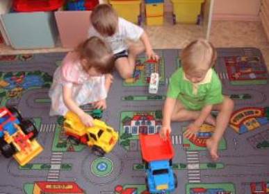 Проект закона о пособиях матерям, чьи дети не получили место в детском саду, внесет в ЗС Лариса Егорова