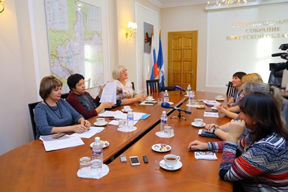 Многодетные семьи и педагоги подписали обращение к губернатору об увеличении нормативов на учебные расходы для школ и детсадов 