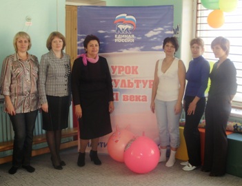 Ирина Синцова вручила диплом победительнице конкурса «Урок физкультуры - 21 век»