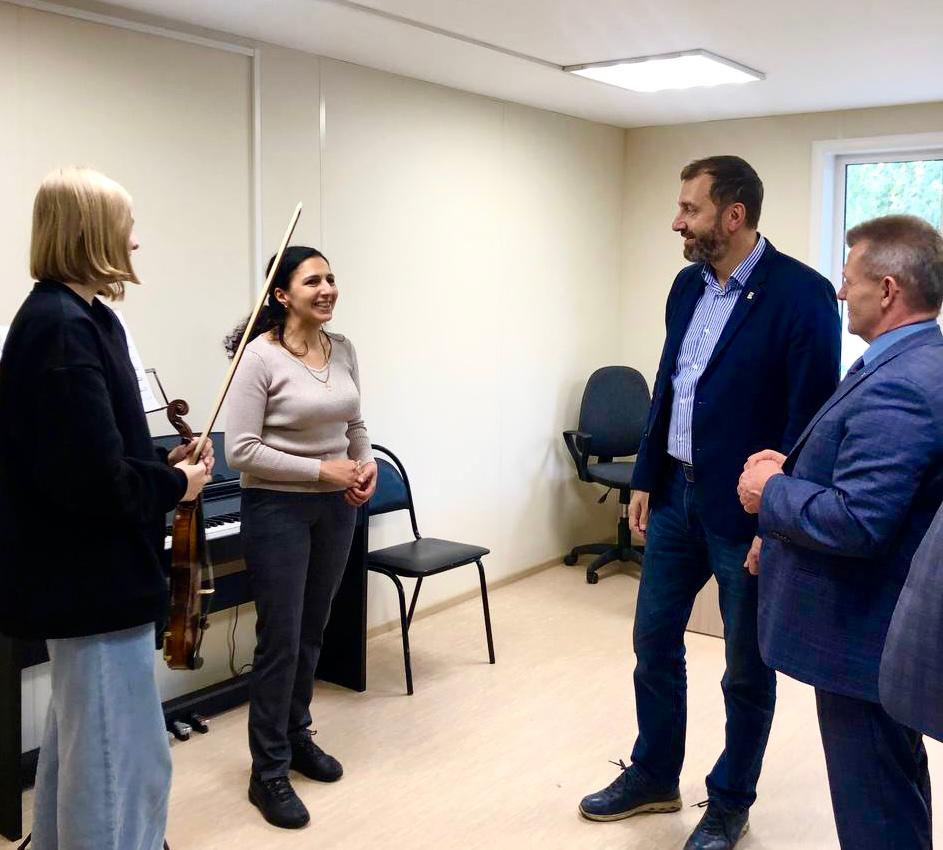 Александр Ведерников оценил ремонт школы искусств и ФОКОТа в Тайшете
