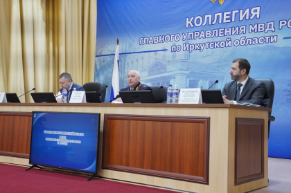 Александр Ведерников вручил благодарности председателя ЗакСобрания сотрудникам полиции