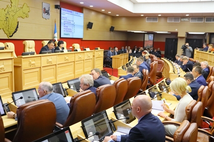 Депутаты взяли на контроль ситуацию со срывом работ по замене лифтов в Ангарске и других городах региона