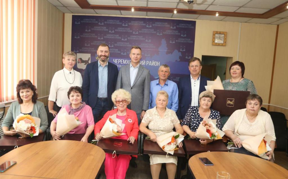 Александр Ведерников вручил Почетные грамоты ЗакСобрания жителям Черемховского района