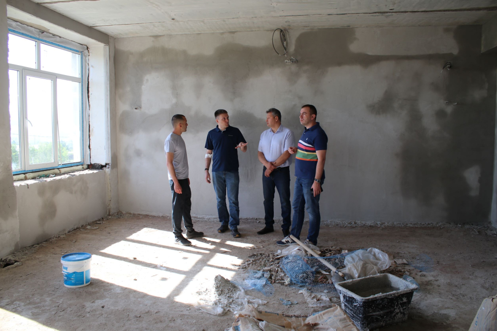 Артём Лобков и Виталий Перетолчин проверили ход капремонта школы в посёлке Железнодорожный Усть-Илимского района