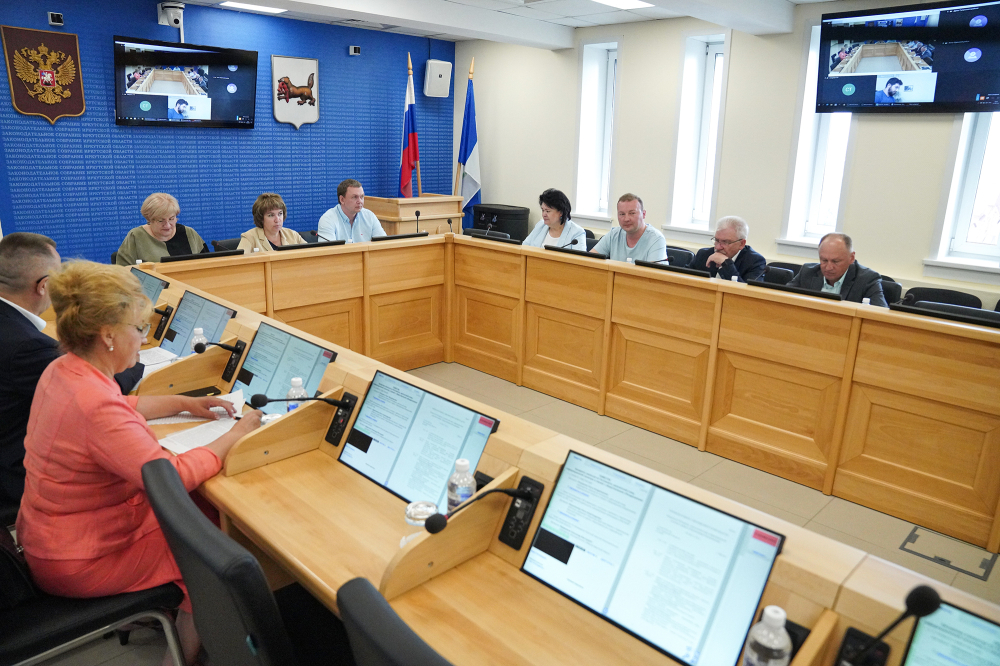 Комиссия по Регламенту рассмотрела кандидатуры для награждения Почетными грамотами Законодательного Собрания