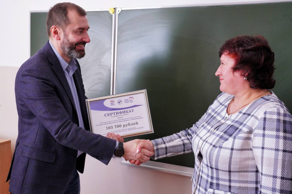 Спикер ЗакСобрания Александр Ведерников предложил расширить программу «Школьный учебник»