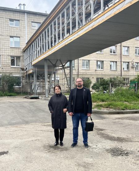 Новый крытый переход строят в Ангарске между зданиями бывшей БСМП и перинатального центра