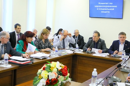 Комитет по здравоохранению рекомендовал продлить ежемесячные выплаты для отдельных категорий многодетных семей