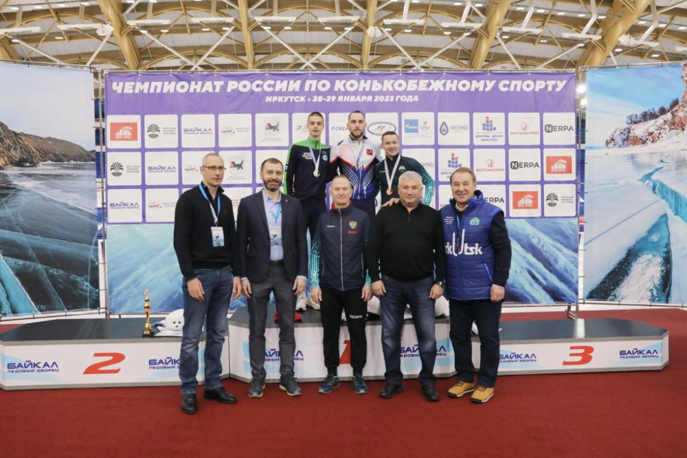 Александр Ведерников наградил победителей чемпионата России по конькобежному спорту