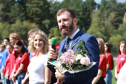 Спикер областного парламента поздравил с днем знаний шелеховских педагогов и учащихся образовательных учреждений