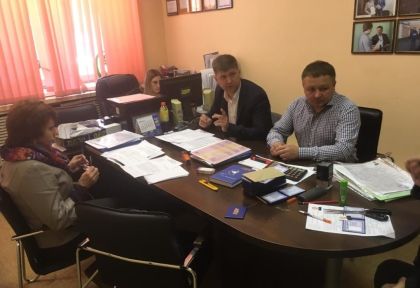Денис Некипелов помогает ветерану труда в Усть-Кутском районе добиться получения жилья