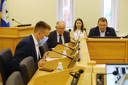 Вопросы строительства радиологического корпуса онкоцентра и детского медцентра обсудили областные парламентарии
