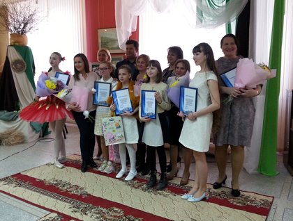 Музыкальному отделению школы искусств №2 Усть-Илимска Анатолий Дубас подарил 200 литров бензина