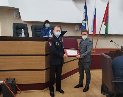 По инициативе депутата Олега Попова Почетной грамотой ЗС награжден полковник полиции Юрий Мирошник