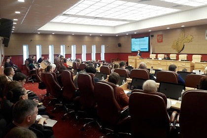 Вебинар для депутатов муниципальных образований провели в Законодательном Собрании