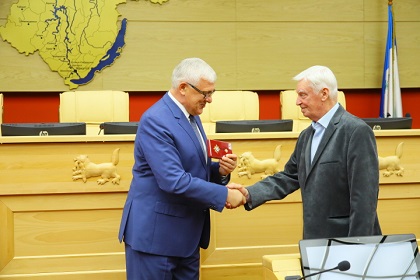 Нагрудный знак к Почетной грамоте Законодательного Собрания региона получили еще 27 жителей области 