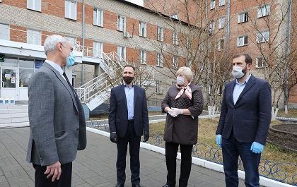 Александр Ведерников и Лариса Егорова передали партию антисептиков в дом престарелых   