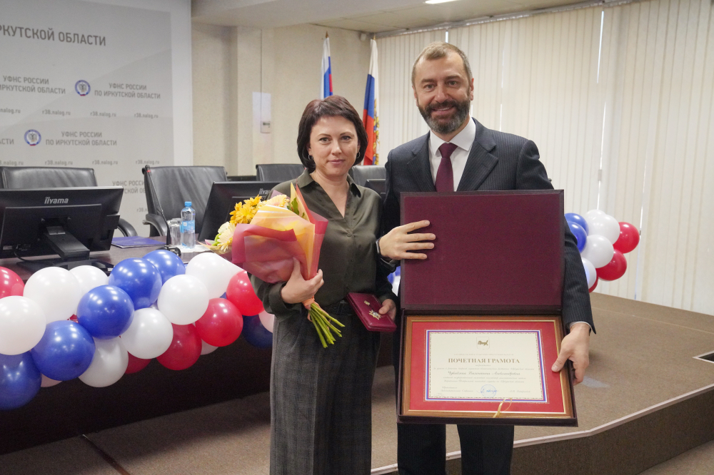 Александр Ведерников вручил Почетную грамоту ЗакСобрания налоговому инспектору к профессиональному празднику