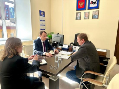 Загруженность врачей в медучреждениях Иркутского района стала одной из тем встречи депутата ЗС Антона Малышева с руководством областного минздрава