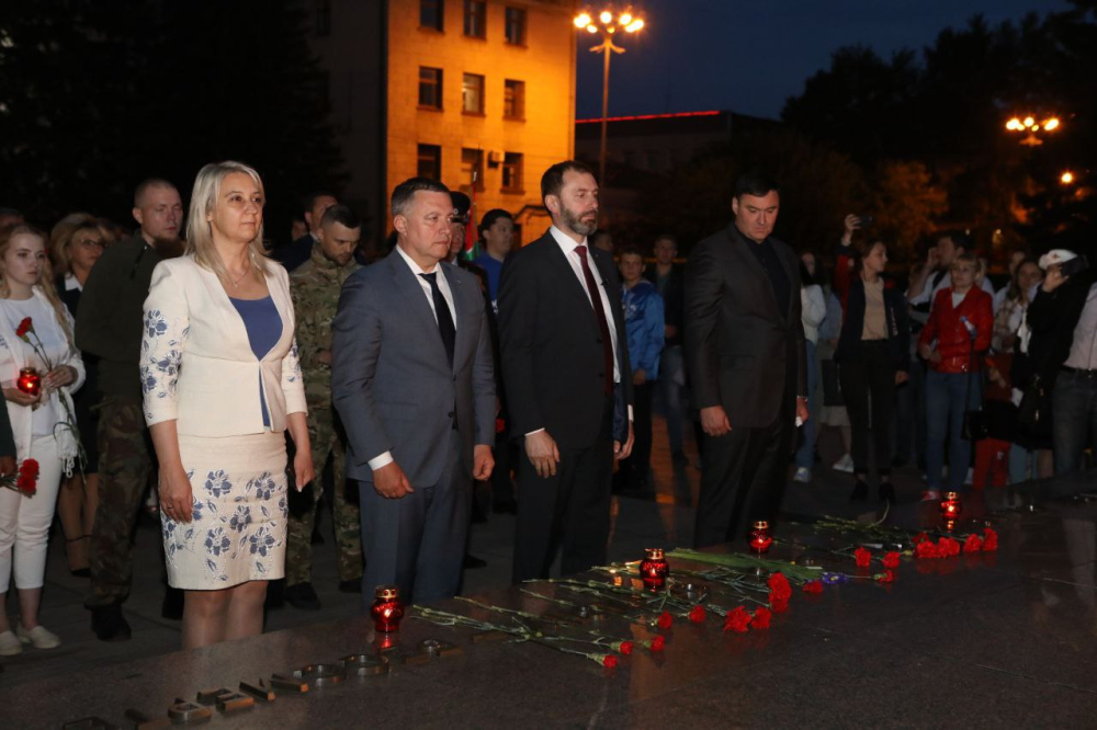 Более 10 тысяч свечей зажгли у мемориала «Вечный огонь Славы» в День памяти и скорби