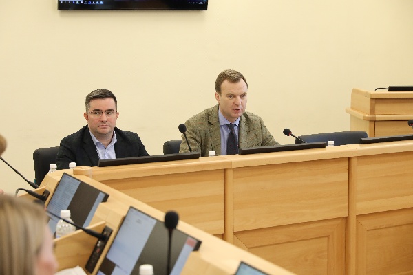 Проблему обеспечения жильем участковых уполномоченных обсудили на заседании комитета по госстроительству