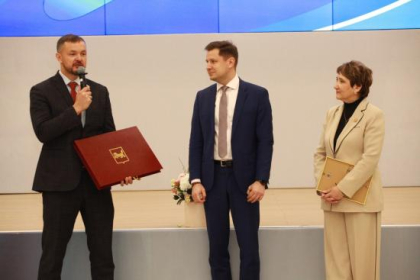 Почётные грамоты Законодательного Собрания вручили областные парламентарии учёным, педагогам и руководителям организаций региона