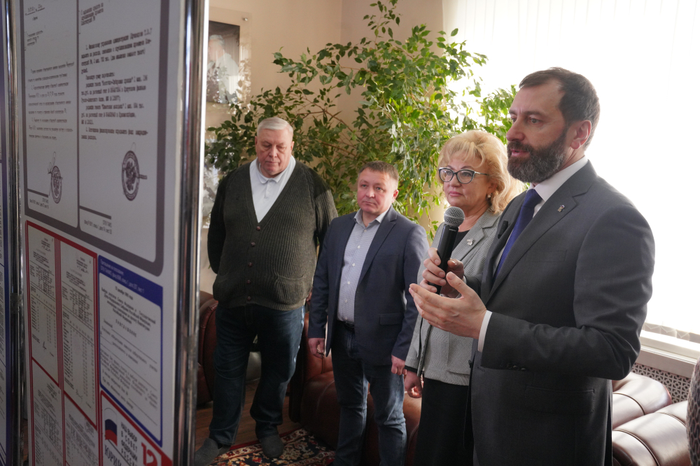 Выставка к юбилею Конституции Российской Федерации открылась в Законодательном Собрании