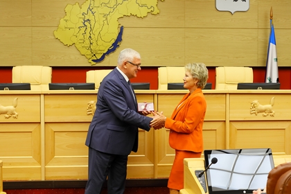 Сергей Брилка вручил нагрудные знаки к Почетной грамоте ЗС заслуженным жителям Приангарья