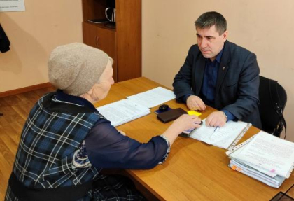 Прием граждан провел в Усолье-Сибирском депутат ЗС Максим Петров