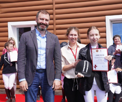 Александр Ведерников наградил победителей Всероссийского турнира по конному спорту среди спортсменов с ПОДА