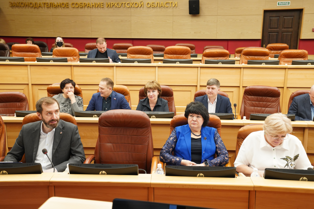 Александр Ведерников: депутаты готовы своевременно внести корректировки в бюджет для обеспечения школьников качественным питанием