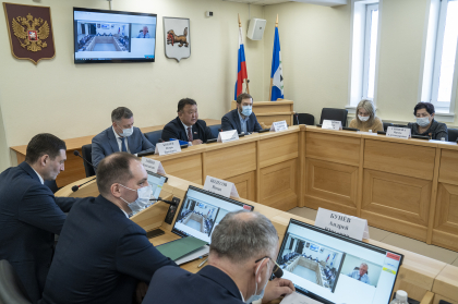 Члены фракций политических партий в ЗакСобрании встретились с кандидатом на должность первого замгубернатора Романом Колесовым