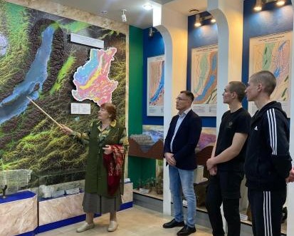 Евгений Сарсенбаев организовал экскурсию на производство и поездку на Байкал для воспитанников детской колонии