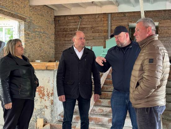 Строительные и ремонтные площадки ряда социальных объектов осмотрели в территориях Приангарья депутаты ЗакСобрания
