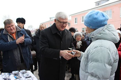 В Черемхово спикер Заксобрания Сергей Брилка побывал на открытии бассейна и вручил ключи от новых квартир 36 семьям  
