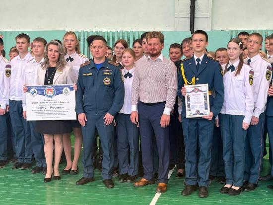 Депутат ЗС Олег Попов поддержал братских школьников, участвовавших в региональном кадетском слёте МЧС России