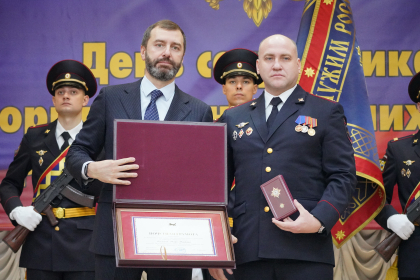 Александр Ведерников вручил Почетную грамоту ЗакСобрания сотруднику полиции в честь профессионального праздника