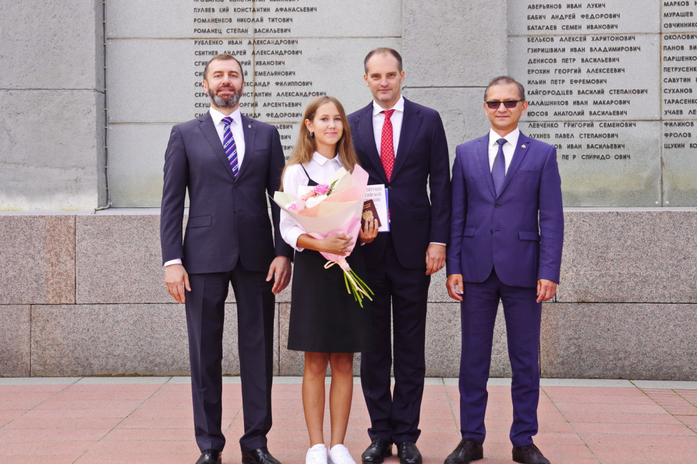 В Иркутске развернули 80-метровый российский триколор 