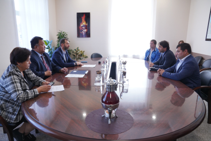 Спикер ЗС Александр Ведерников встретился с главой Федерации тяжелой атлетики России Максимом Агапитовым