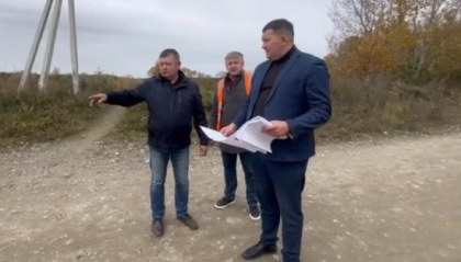 Строительство и ремонт социальных объектов и дорог в Шелеховском и Слюдянском районах проверил депутат ЗС Федор Саломатов